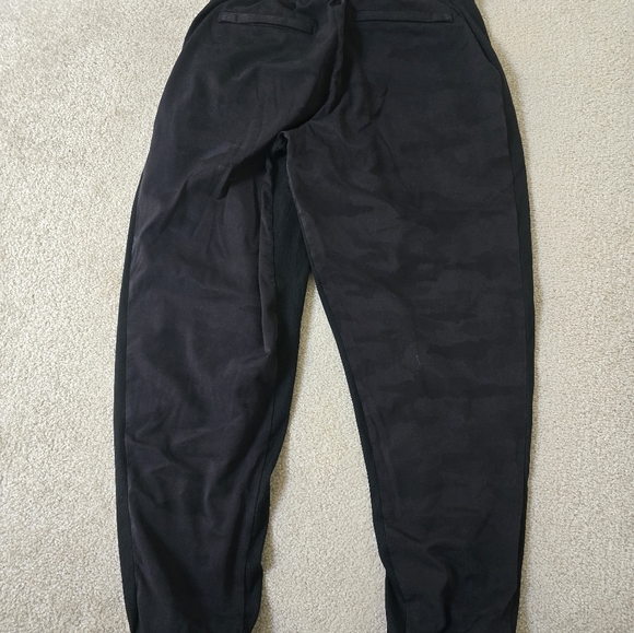 ATHLETA Brooklyn Lined Jogger Black Camo 6 Travel Pant Gorpcore Luxe - Picture 2 of 5